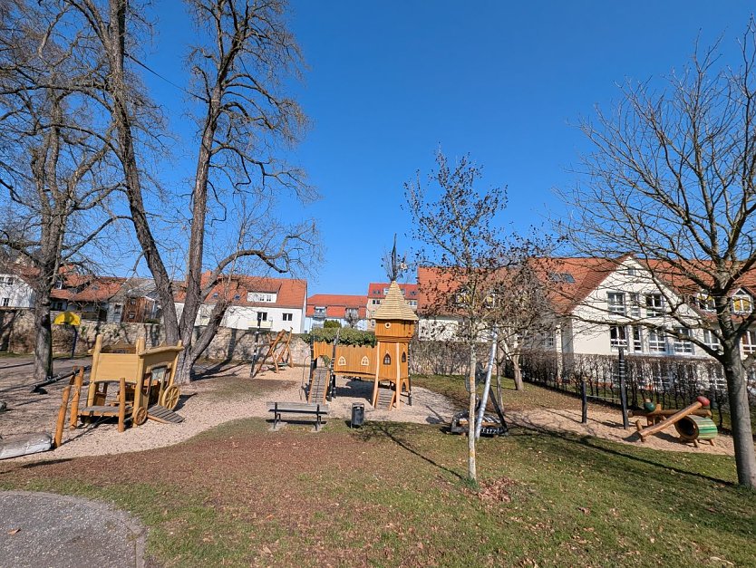 Der alte Kletterturm aus Holz wurde am heutigen Mittwoch demontiert. (Foto: Janine Skara) Der alte Kletterturm aus Holz wurde am heutigen Mittwoch demontiert. (Foto: Janine Skara)